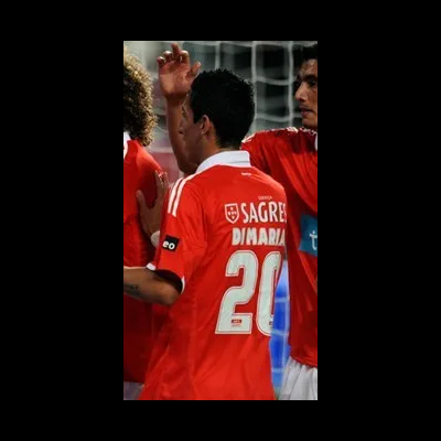 Jogador de futebol com camisola vermelha número 20 e nome DMARIA