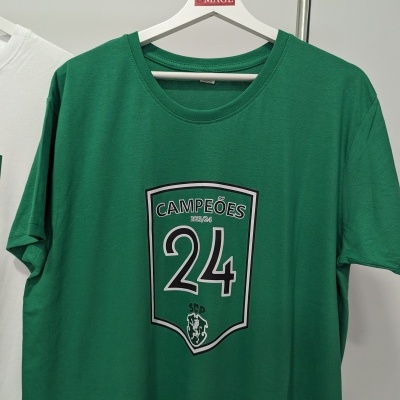 T-shirt verde com estampa CAMPEÕES 24 S P F em cabide branco