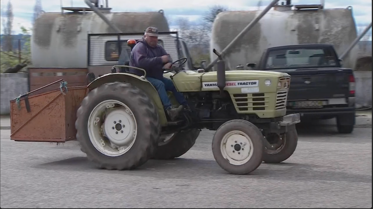 Conduzir tratores sem habilitação específica vai dar direito a multa.