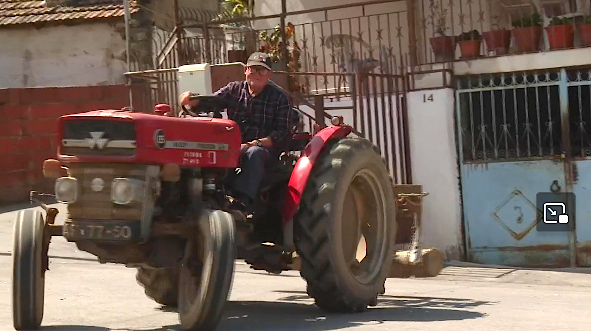 Insólito: idoso multado por conduzir a 133 km/h um trator que não passa dos 20 km/h Insólito: idoso multado por conduzir a 133 km/h um trator que não passa dos 20 km/h