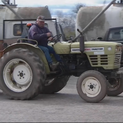 Conduzir tratores sem habilitação específica vai dar direito a multa.