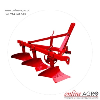 Arado agrícola vermelho com três lâminas metálicas