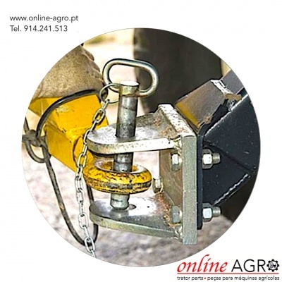 peça metálica agrícola amarela e preta com pino e corrente