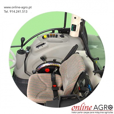 Interior de cabine de trator com assento listrado e controles