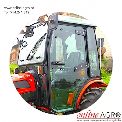 Trator agrícola vermelho com cabine em vidro e texto website e telefone