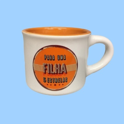 Caneca branca com interior laranja e texto na frente