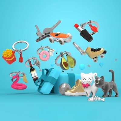 Porta-chaves coloridos variados com presente azul e estátuas de gatos