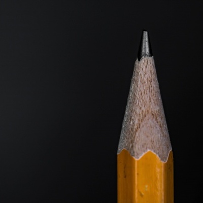 Lápis amarelo com ponta de grafite em fundo preto