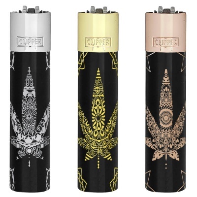 Três isqueiros Clipper pretos com padrões de folhas em diferentes cores