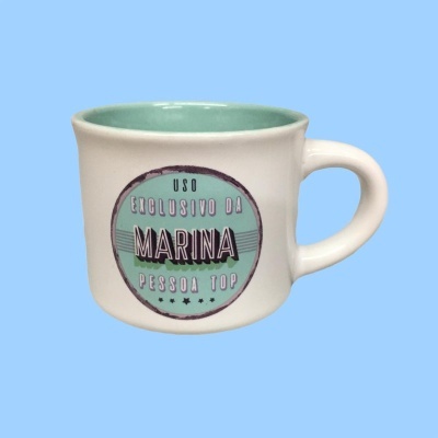 Caneca personalizada com texto 'USO EXCLUSIVO DA MARINA PESSOA TOP' em fundo azul