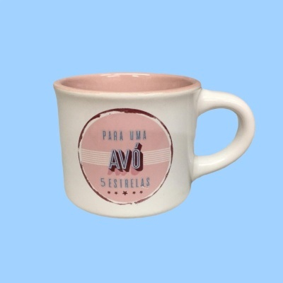 Caneca branca e rosa com texto para uma avó 5 estrelas