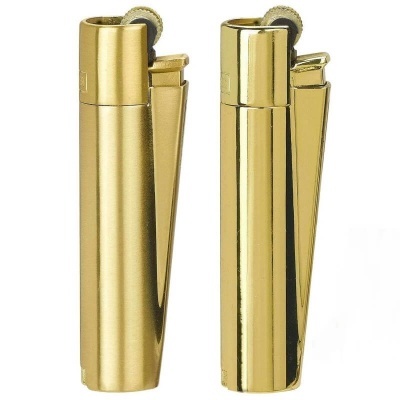 Dois isqueiros metálicos dourados com textura lisa