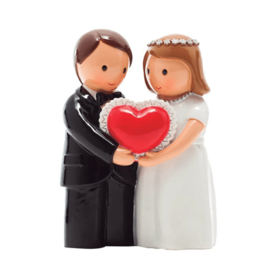 Casal de noivos com coração vermelho