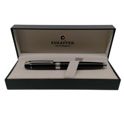 Caneta preta SHEAFFER com detalhes metálicos em caixa de apresentação preta e bege.