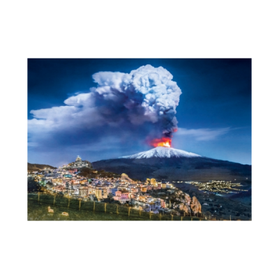 Erupção vulcânica com lava e fumo e cidade iluminada à noite