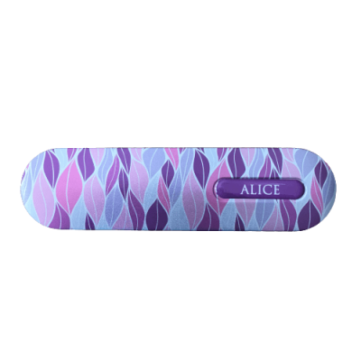 Estojo para óculos rígido com padrão de folhas em tons de roxo, lilás e azul claro, com etiqueta ALICE