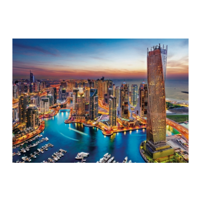 Marina com edifícios modernos e barcos à noite, torre inclinada em destaque