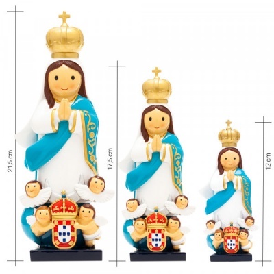 Três estátuas religiosas femininas com coroas douradas e mantos azuis em diferentes tamanhos