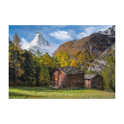 Cabana de madeira em campo verde com montanhas e árvores de outono ao fundo