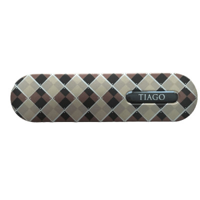 Estojo rígido xadrez castanho e bege com etiqueta 'TIAGO'
