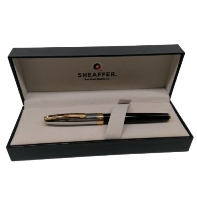 Caneta esferográfica preta e dourada em estojo Sheaffer preto e branco creme
