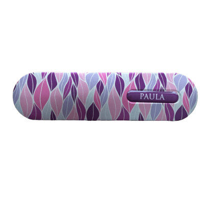 Estojo rígido com padrão de folhas em tons de roxo, lilás e rosa e etiqueta com nome PAULA
