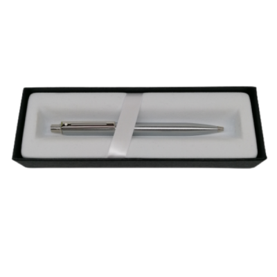 Caneta metálica prateada em caixa preta com interior branco