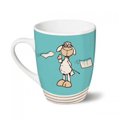 Caneca azul turquesa com desenho de ovelha e papéis flutuantes