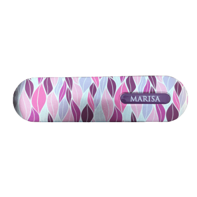 Estojo colorido com padrão de folhas e etiqueta 'MARISA'