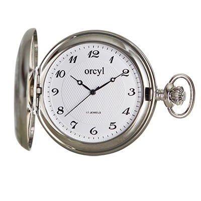 Relógio de bolso prateado com mostrador branco e números pretos