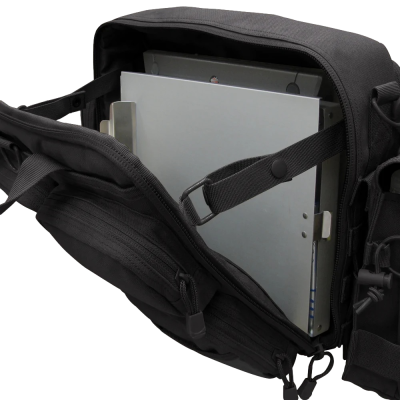 Mala preta com computador portátil cinza e divisórias internas