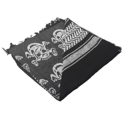 Pano de tecido preto com caveiras e padrões geométricos cinzentos