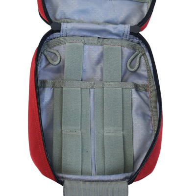 Estojo vermelho aberto com interior cinzento e faixas elásticas