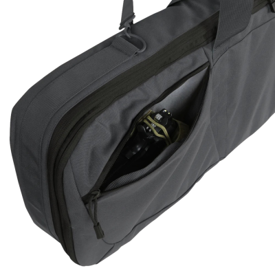 Bolsa de transporte cinza com fecho de correr preto e compartimento aberto com objeto metálico