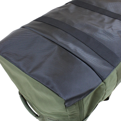 Mochila verde com painel superior preto texturado e faixas pretas
