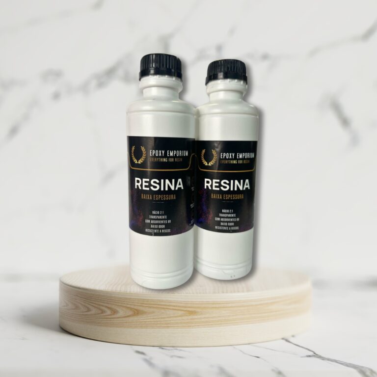 Resina de Baixa Espessura Duas garrafas de resina epóxi com rótulos pretos em base de madeira clara