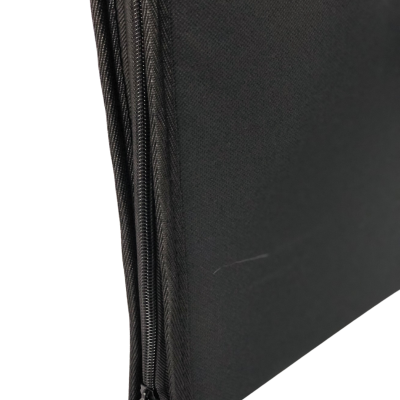 Estojo preto com fecho de correr lateral