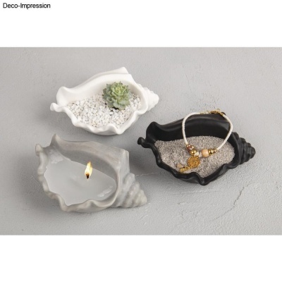 Três recipientes em forma de concha decorativos com suculenta, pulseira e vela