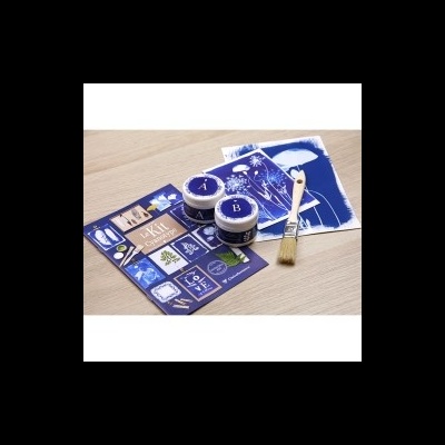 Materiais para cianotipo com tintas, pincel e papéis com desenhos em azul