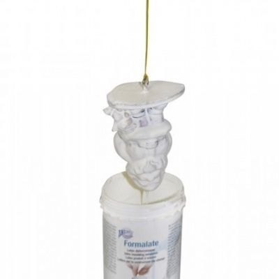 Frasco de pó Formafate branco com cabeça escultórica pendurada por fio amarelo