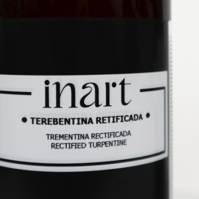 Frasco com etiqueta branca e texto preto com o nome e tipo do produto