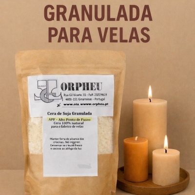 Pacote de cera de soja granulada com etiquetas e três velas acesas ao lado