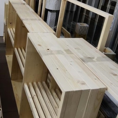 Estante de madeira clara com prateleiras e ripas horizontais