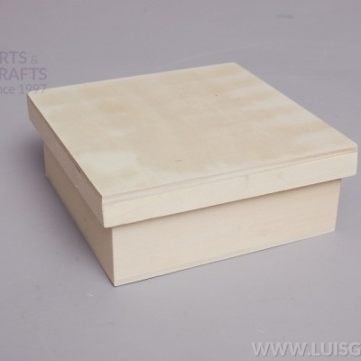 Caixa quadrada de madeira clara com tampa sobre superfície cinzenta