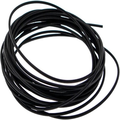 Bobina de fio preto fino e flexível