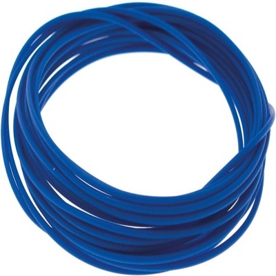 Enrolamento de fio azul de plástico ou borracha sobre fundo branco