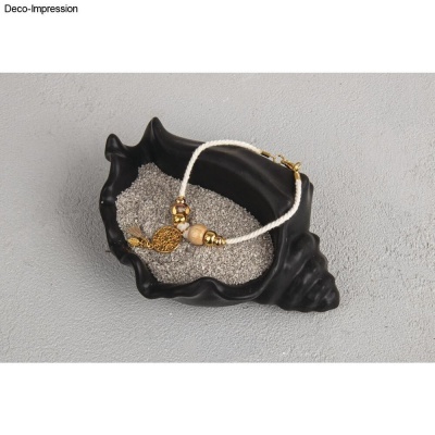 Colar branco com contas douradas em concha preta com areia cinzenta