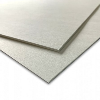 Folhas de cartão branco grosso com textura lisa