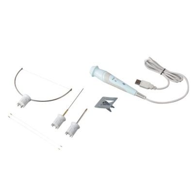 Dispositivos eletrónicos brancos com cabos USB e agulhas metálicas sobre fundo branco