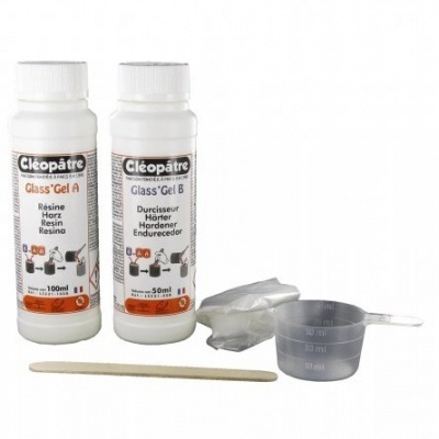 conjunto de produtos Cleopâtre Glass'Gel com duas garrafas, copo medidor, espátula e sacos plásticos